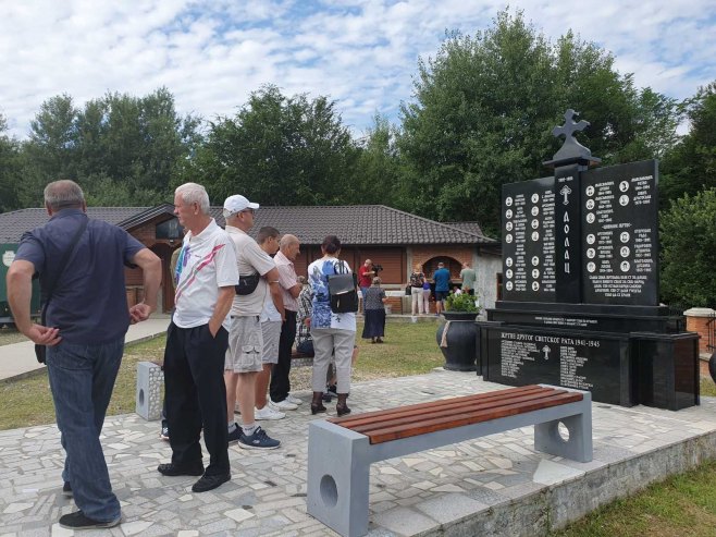 ВЈЕЧНО СЈЕЋАЊЕ НА СРПСКЕ ЖРТВЕ: У Завидовићима подигнут споменик за погинуле борце и цивиле