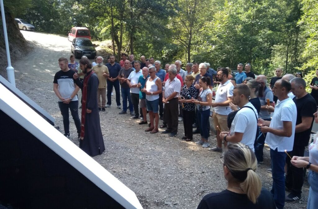 „DA SE NIKAD NE ZABORAVI OVAJ ZLOČIN“ Održan parastos za izginule Srbe sela Živkovići i Gaja