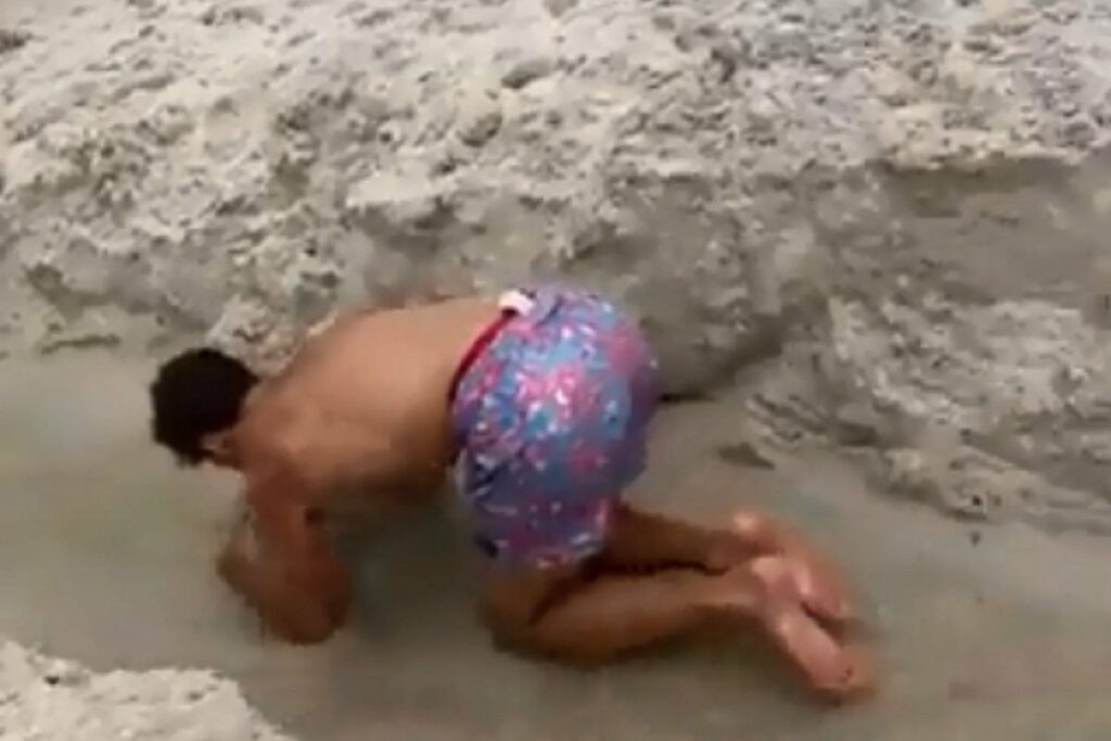 VIRALAN VIDEO:  Ručno kopani kanal na plaži izazvao haos, reagovala i policija (VIDEO)