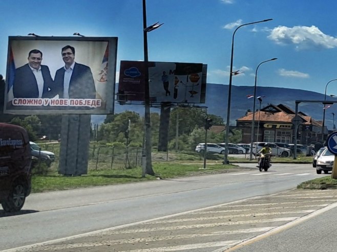 POSTAVLJENE I ZASTAVE: Na ulicama Banjaluke i Aerodromu bilbordi dobrodošlice delegaciji Srbije (FOTO)