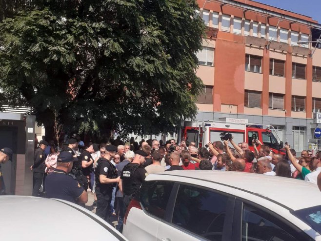 STANIVUKOVIĆ ORGANZIVAO OKUPLJENE: Ne daju zemljište Autoprevozu