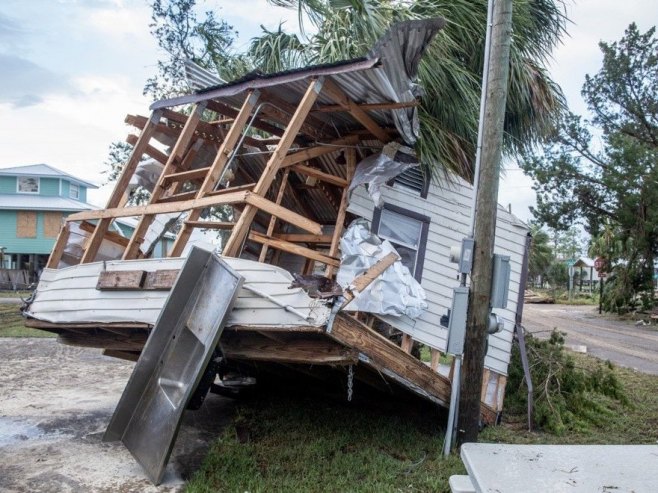 ВИШЕ ОД 400 000 ЉУДИ БЕЗ СТРУЈЕ: Опасан ураган „Идалиа“ прошао кроз Флориду(ВИДЕО)