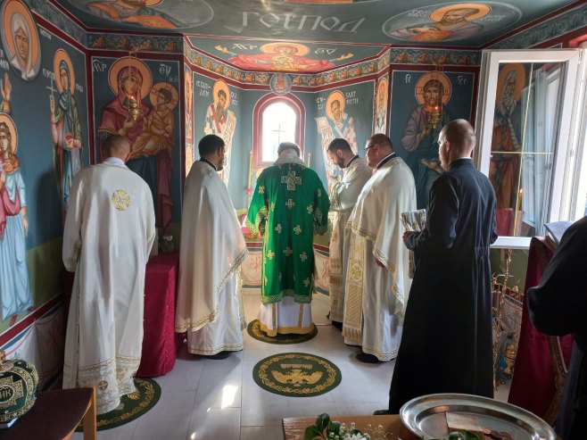 OBNOVLJENA GRADNJA: Vladika Fotije osveštao kapelu u Srednjoj Slatini kod Šamca