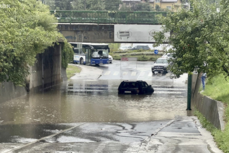 JAKA KIŠA DOVELA DO KOLAPSA U SAOBRAĆAJU: Više ulica u Sarajevu poplavljeno