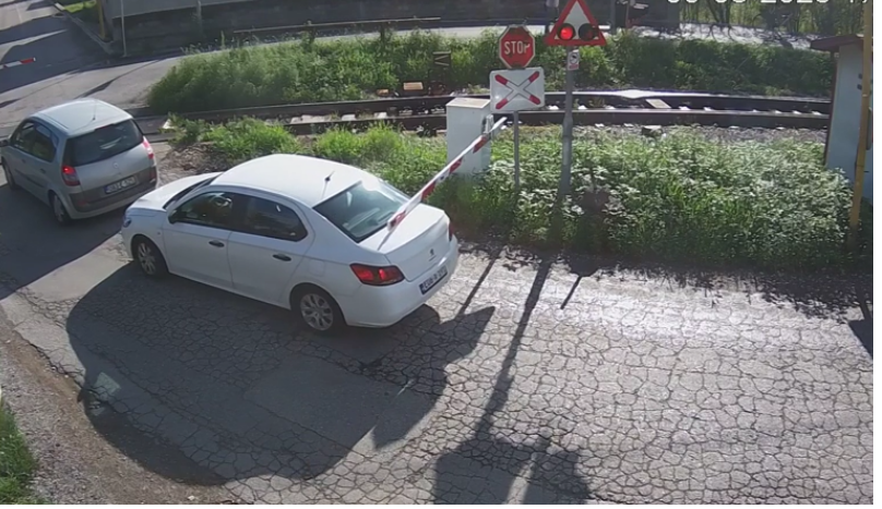 НЕОДГОВОРНО ПОНАШАЊЕ ВОЗАЧА: Два аутомобила се заглавила између рампе у Бањалуци док је наилазио воз (ВИДЕО)