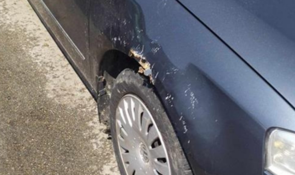ПИТБУЛ ОШТЕТИО АУТОМОБИЛ: Инцидент на паркингу код Дома здравља