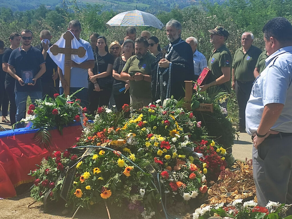 ZADUŽIO SVOJE POTOMKE ORDENIMA: Sahranjen pukovnik VRS Nikola Rašuo na banjalučkom groblju