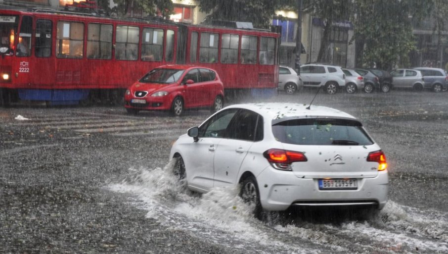 VJETAR LOMIO DRVEĆE I PROZORE U BEOGRADU: Bujice potopile ulice