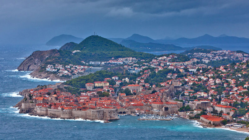 UPRKOS VRUĆINI I NEPOGODAMA: Dubrovnik zvanično najkrcatiji turistički grad u Evropi