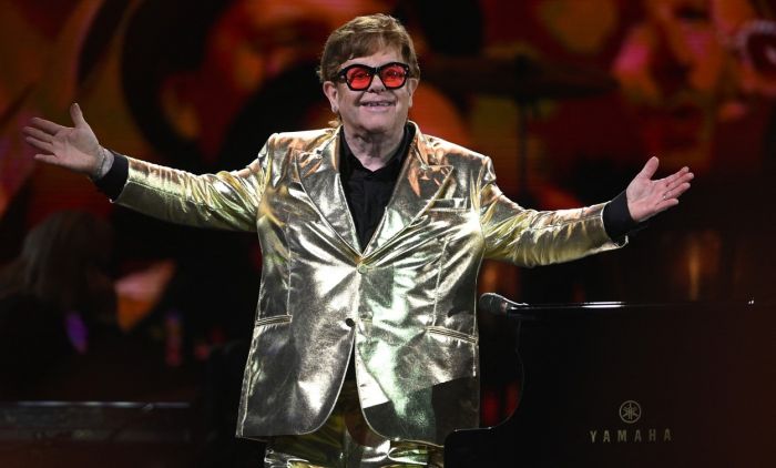 ELTON DŽON DOŽIVIO NEZGODU U KUĆI: Muzičar hitno prebačen u bolnicu
