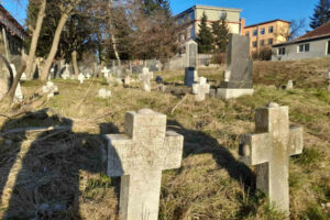„KAO NAROD SMO DEBELO ZASTRANILI“ Sa Gradskog groblja u Bijeljini ukraden pazar od preko 4000 KM