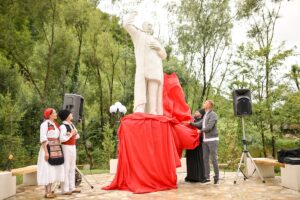 KOČIĆEV POVRATAK: Otkriven spomenik narodnom tribunu u manastiru Gomionica, mjestu njegove pripovjedačke umjetnosti