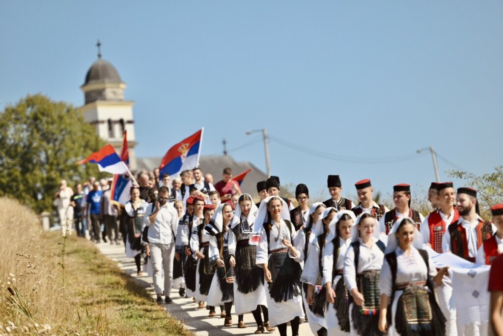 U ČAST JUNAKA OTADŽBINE: Svečana litija i pomen na spomeniku poginulim borcima u Stričićima (FOTO)