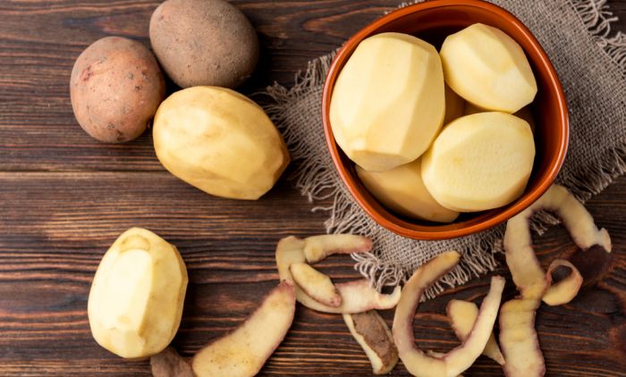 NE TREBA VAM NOŽ: Sjajan trik kako da ogulite koru sa krompira u nekoliko poteza (VIDEO)