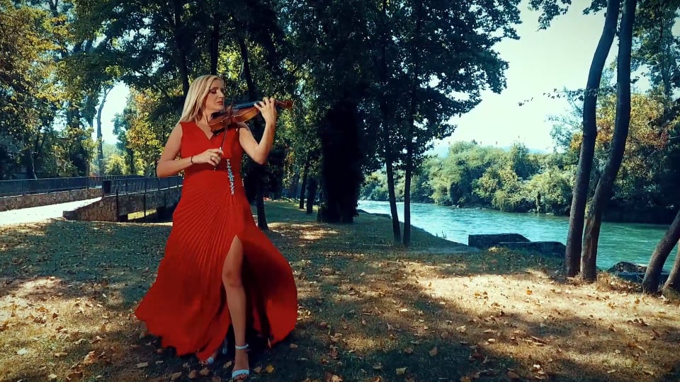 PREMIJERA SPOTA ZA ALBUM „PROSNEVANJE“ U NEDJELJU: Violiniskinja Natalija Todorović vraća sjaj klasičnoj muzici (FOTO)