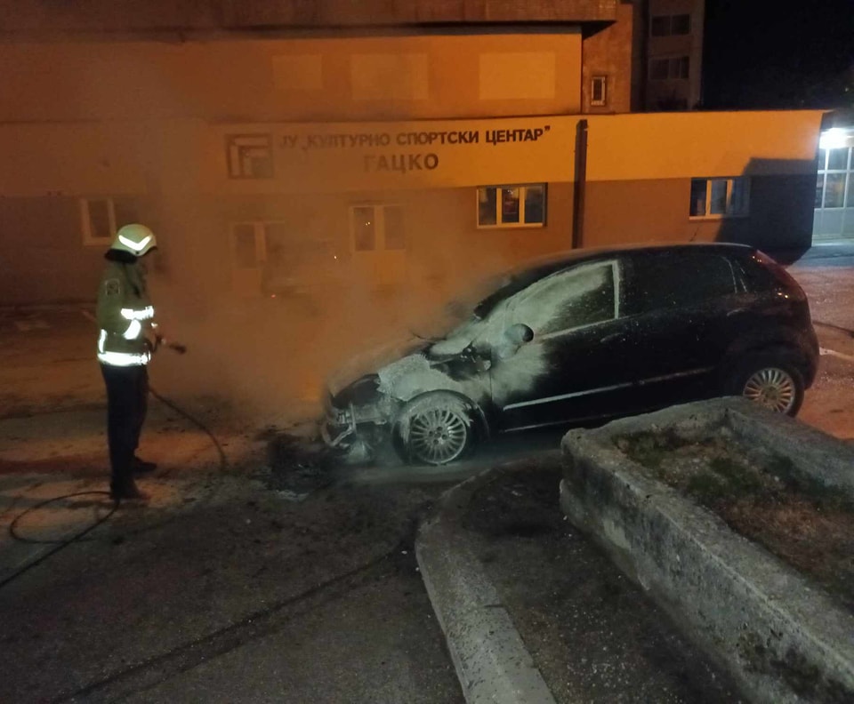 BURNA NOĆ U GACKU: Gorio automobil u sitne sate