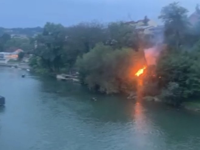 GORI NA OBALI VRBASA: Požar kod Gradskog mosta u Banjaluci (VIDEO)