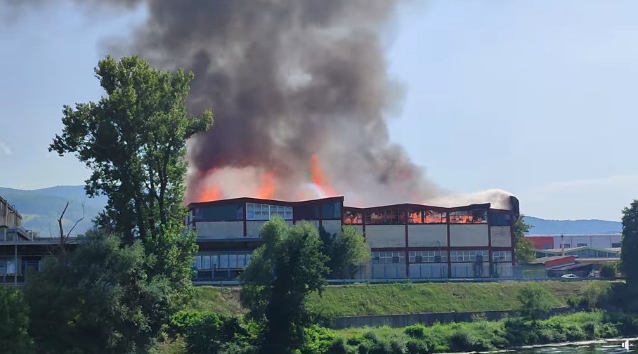 POŽAR U KRUGU „INCELA“: Gori fabrika papira u Banjaluci (VIDEO)