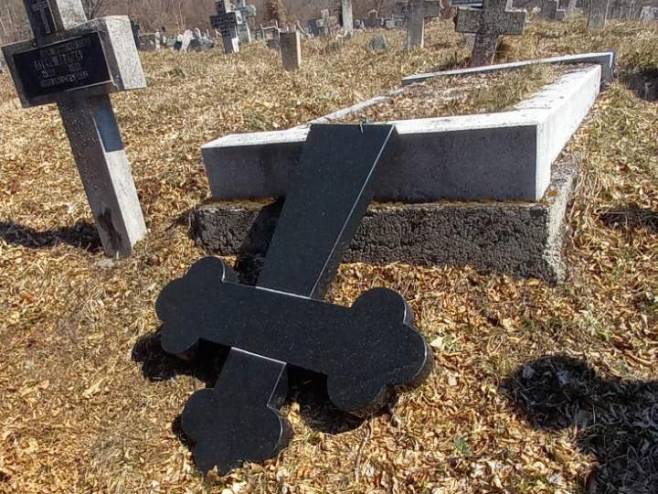 „АКО НЕ МОГУ ДА СРУШЕ СПОМЕНИК, ОНДА ПОЛУПАЈУ МЕРМЕР“ Православна гробља у Федерацији годинама на мети вандала