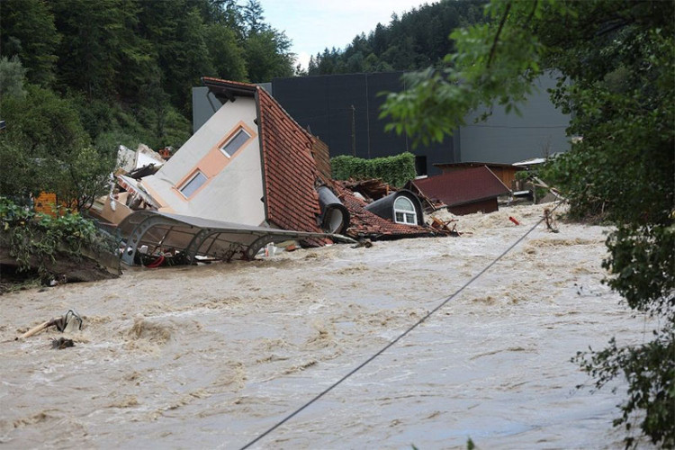 NOVO NEVRIJEME ZAHVATILO SLOVENIJU: Mnogi zaseoci i mjesta još uvijek odsječena od svijeta