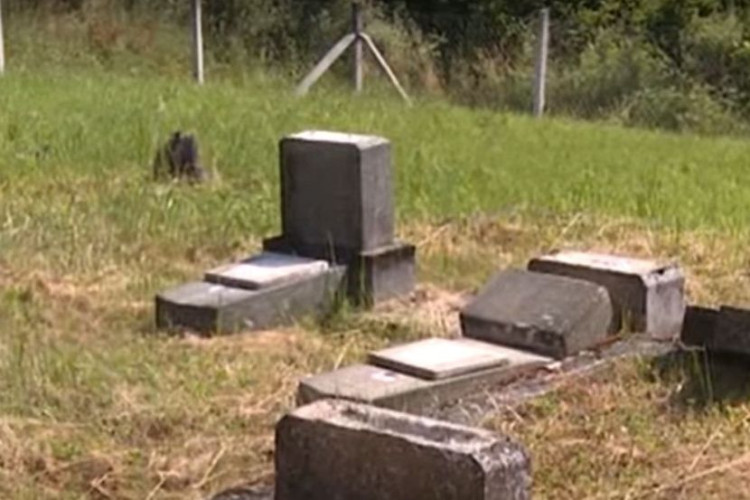 ВАНДАЛИ ПОРУШИЛИ СПОМЕНИК: Истрага о рушењу на православном гробљу код Нове Градишке