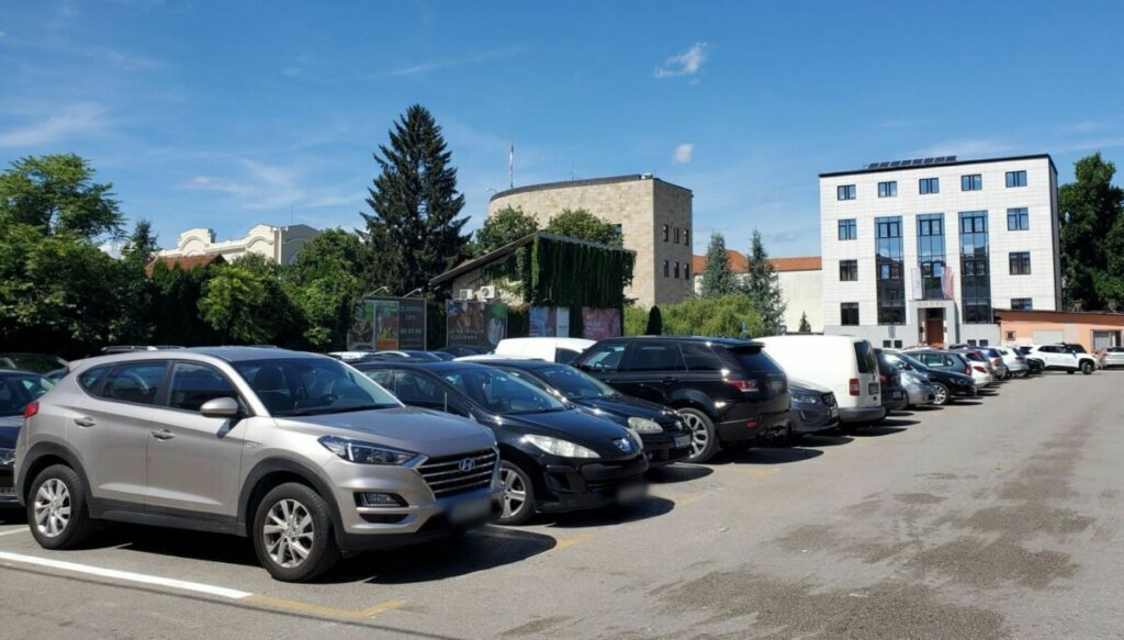 BANJALUKA U PROBLEMU: Parking mjesto postaje lutrija – plaćati ili ne?