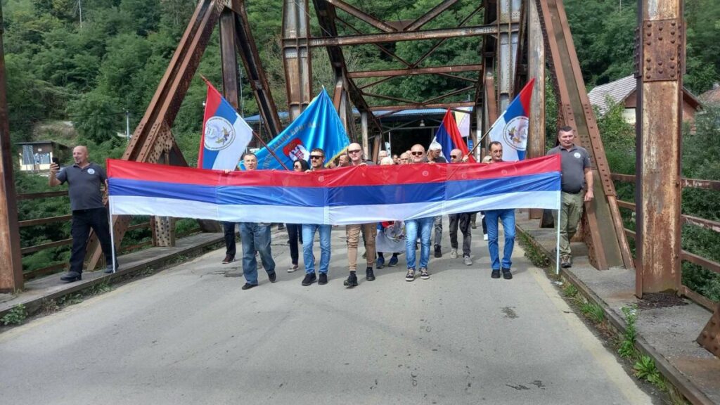 DAN ZASTAVE SRBIJE I SRPSKE: Na Skelanskom mostu okupilo se nekoliko stotina građana