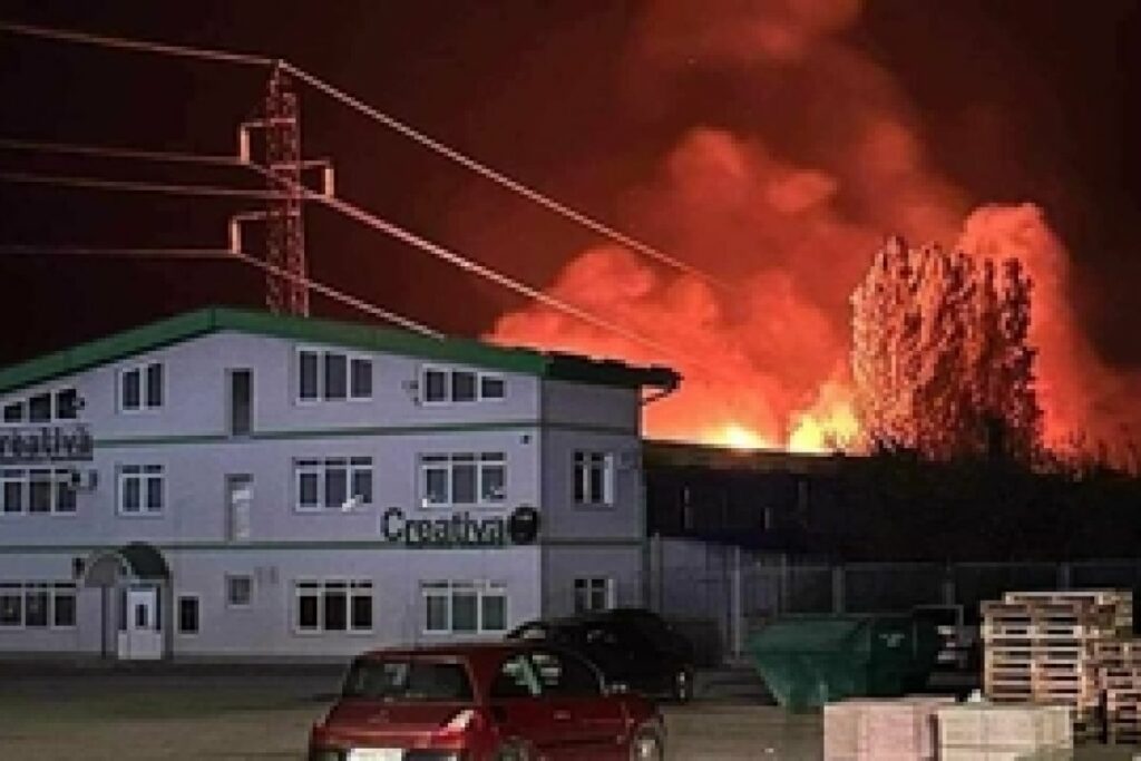 БУКТИЊА У БИХАЋУ: Изгорјели помоћни објекти фабрике