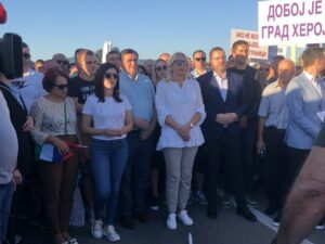 PRISUSTVOVALI MIRNOM PROTESTU: Cvijanovićeva, Vulićeva, Kovačević i Amidžić na protestu u Doboju
