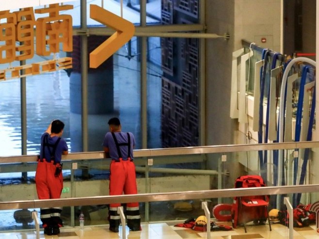 НАЈЈАЧА КИША У ПОСЉЕДЊИХ 140 ГОДИНА: Хонг Конг затвара школе, црвени аларм због обилних падавина