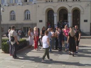 TRAŽE SVOJA PRAVA: Članovi Udruženja „4+“ ispred Gradske uprave