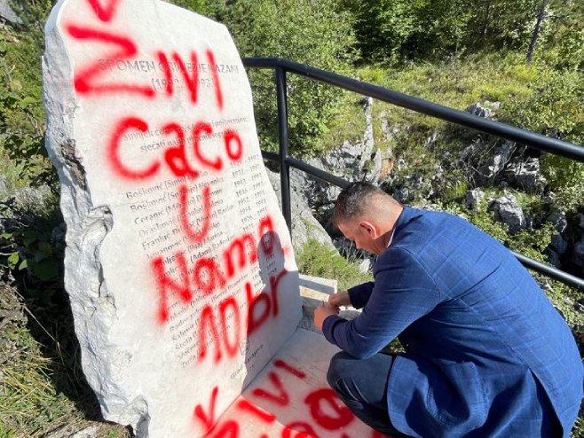 RUGANJE SRPSKIM ŽRTVAMA: Gnusan grafit na spomeniku u Kazanima neviđena sramota Sarajeva