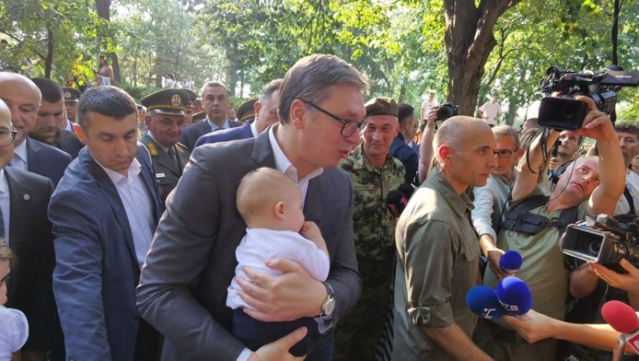 НАЈЉЕПША СЛИКА ИЗ НИША Вучић у наручју држи бебу, а малишан довикује: Ја вас волим највише (ФОТО)