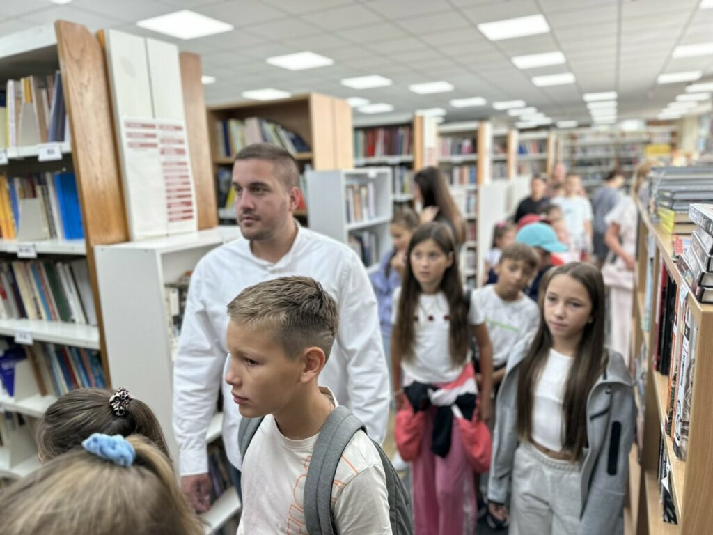 ДРИНИЋ СА СВЕШТЕНИКОМ И ДЈЕЦОМ ИЗ БЕНКОВАЦА У БИБЛИОТЕЦИ: Чувајмо српски национални идентитет