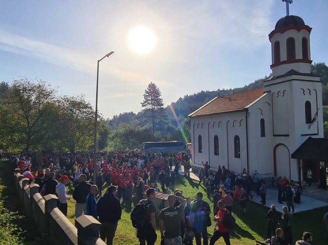 ВОЗУЋА – МЈЕСТО ВЕЛИКОГ СТРАДАЊА СРБА: Кренула колона од 600 учесника марша „Стазом егзодуса“