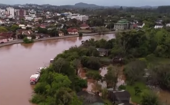 ПОПЛАВЉЕНО НЕКОЛИКО ГРАДОВА: Најмање 21 особа погинула у жестокој олуји у Бразилу (ВИДЕО)