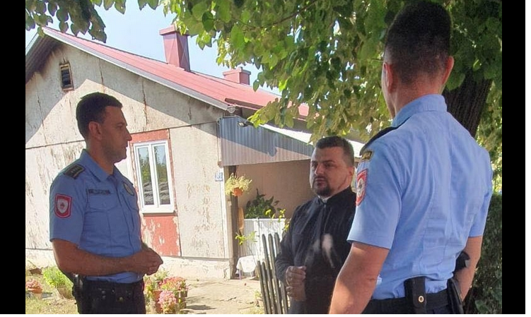 ХУМАНИ ЧУВАРИ РЕДА: Полицајци скупили помоћ за породицу из Лазарева (ФОТО)