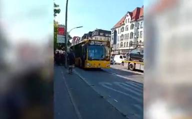 NEVJEROVATAN SLUČAJ: 40 ljudi podiglo autobus da spasi mladića (VIDEO)