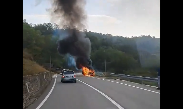 ЗАСТРАШУЈУЋИ ПРИЗОРИ: Потпуно изгорио аутомобил код Тузле (ВИДЕО)