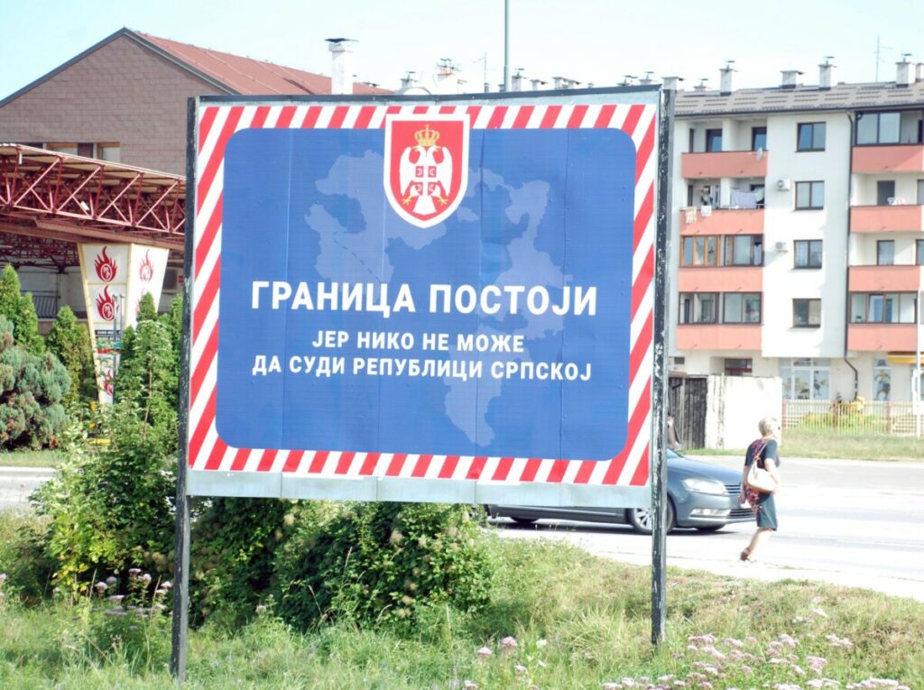 НИКО НЕ МОЖЕ ДА СУДИ СРПСКОЈ! Освануо билборд у Источном Сарајеву (ФОТО)