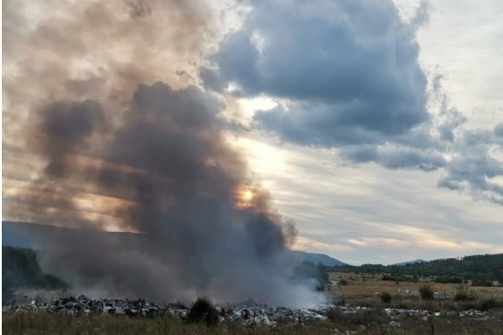 „TEŠKO NAM JE I DA DIŠEMO“ Gori deponija smeće u Drvaru, čeka se reakcija nadležnih