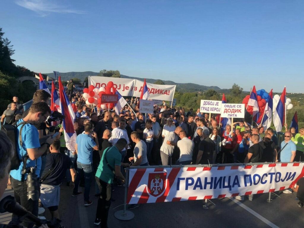 U PRVIM REDOVIMA U DOBOJU: Siniša Vidović podržao Srbe na protestima