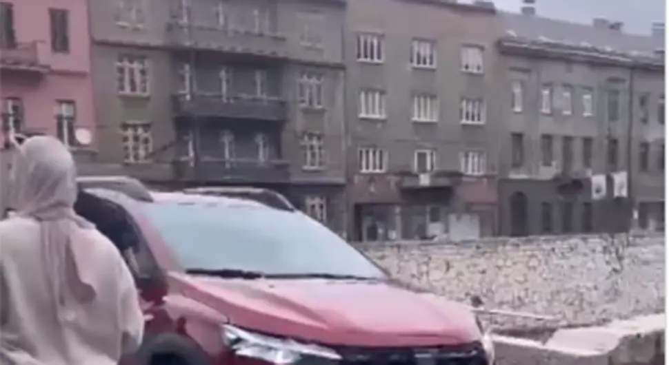 AUTOMOBILOM PREKO JEDNE OD NAJSTARIJIH GRAĐEVINA: Vozač prešao preko pješačkog mosta u centru Sarajeva (VIDEO)