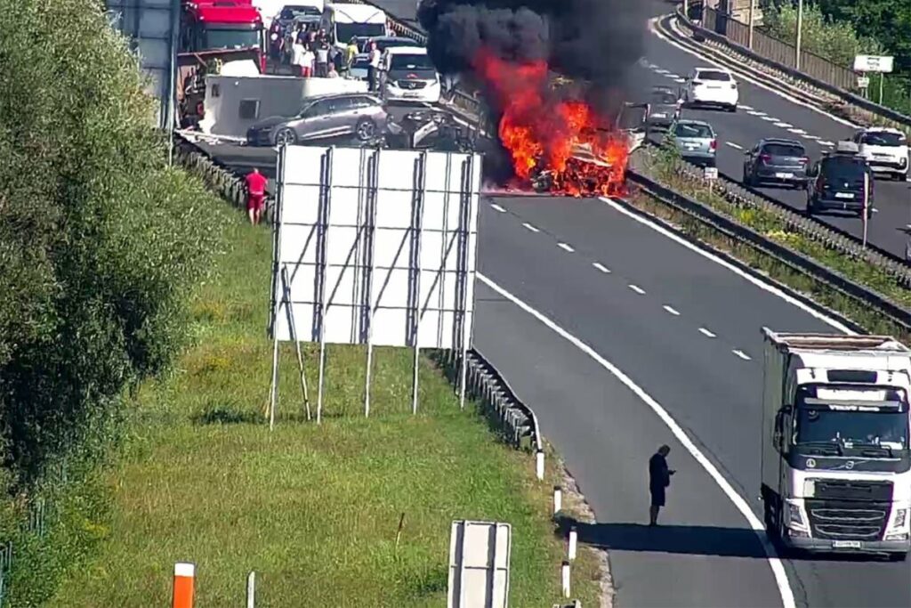 JEZIVA NESREĆA U SLOVENIJI: Lančani sudar na autoputu izazvao požar, ima mrtvih (VIDEO)