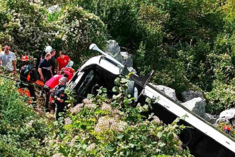 HAVARIJA U CRNOJ GORI: Najmanje tri osobe poginule u udesu autobusa na putu Cetinje – Budva