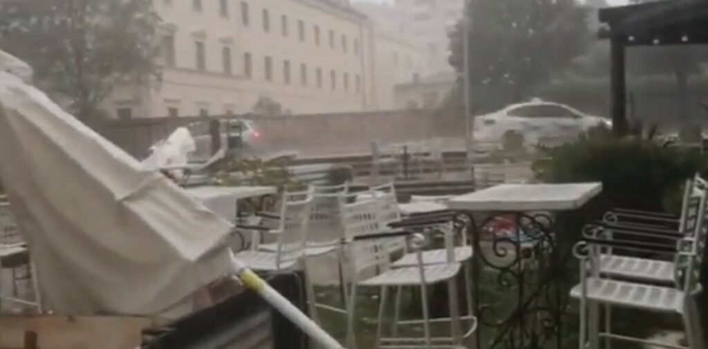 OLUJA U MOSTARU: Jaka kiša poplavila ulice, a snažni udari vjetra ruše stabla (VIDEO)