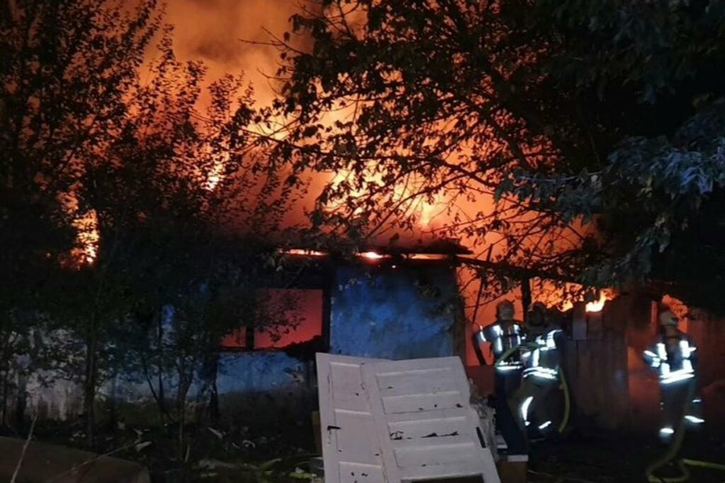 VATRENA STIHIJA PROGUTALA KUĆU: Stravičan požar u Prijedoru (FOTO)