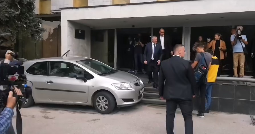 „NISMO MI VREĆA ZA UDARANJE ILI VREĆICA ČIPSA DA NAS GAZE“: Vukanović u znak protesta parkirao auto ispred ulaza u Narodnu skupštinu (VIDEO)