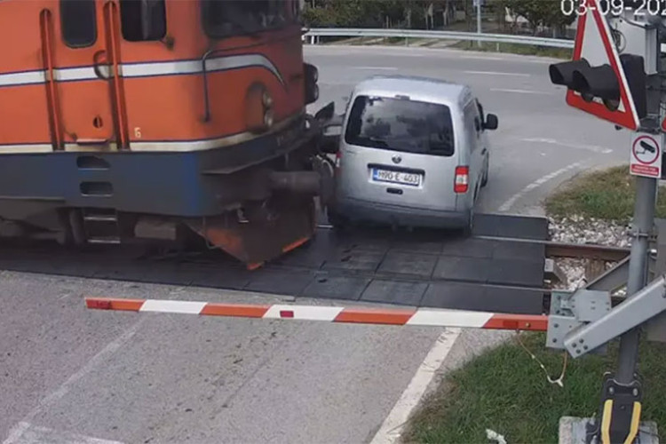 DRAMA NA PRUŽNOM PRELAZU U PRIJEDORU: Zaglavila na šinama, voz udario auto (VIDEO)