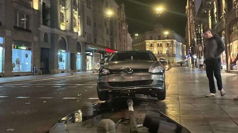 SAOBRAĆAJKA U SARAJEVU: Jurio automobilom pa srušio semafor